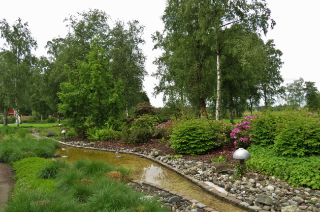 65 Wasserlufe durchziehen die Blumenrabatten