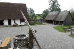 6 Burghof mit Brunnenanlage