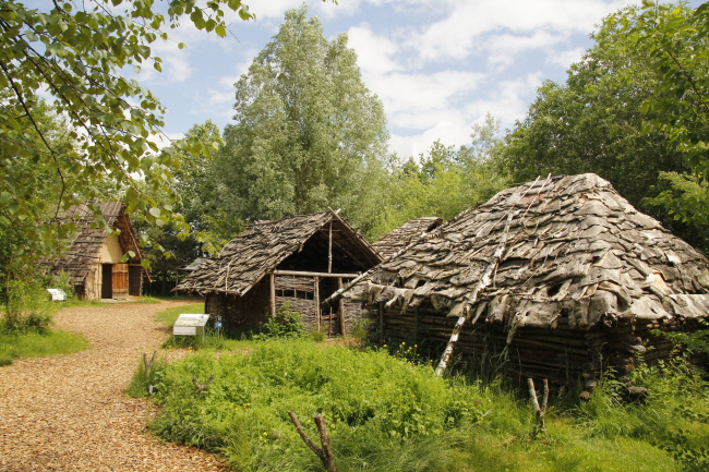 75 rekonstruierte, prhistorische Huser und Htten des Federseemuseums